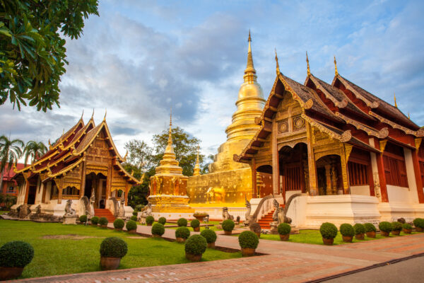 Gylden pagode i Chiang Mai, Thailand. Detaljeret arkitektur af buddhistisk tempel med gulddekorationer.