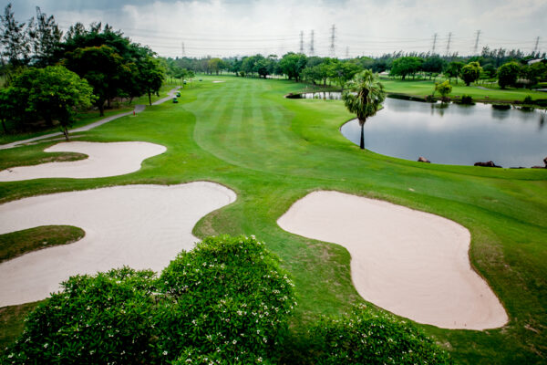 Billeder af Windsor Park Golf Club i Bangkok med sandbunkers og dam