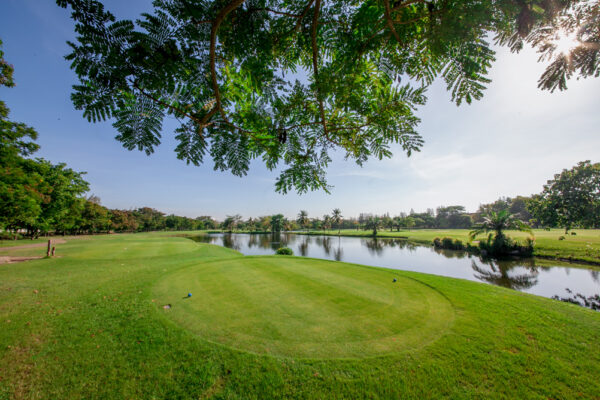 Windsor Park Golf Club Bangkok, naturskøn golfbane med frodige træer og vandelementer