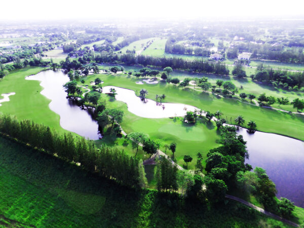 Luft Windsor Park Golf Club i Bangkok, Thailand, der viser dets grønne landskab, golfbaner og det omkringliggende landskab.