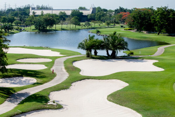 Windsor Park Golf Club: Golfbane med sandbunkers og smuk sø