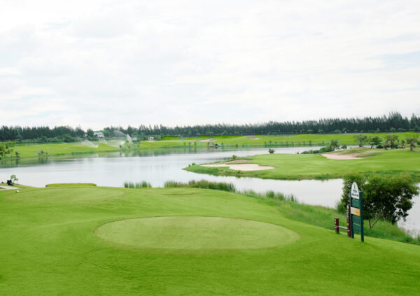 Billeder af grøn golfbane ved Windsor Park i Bangkok med sø i baggrunden