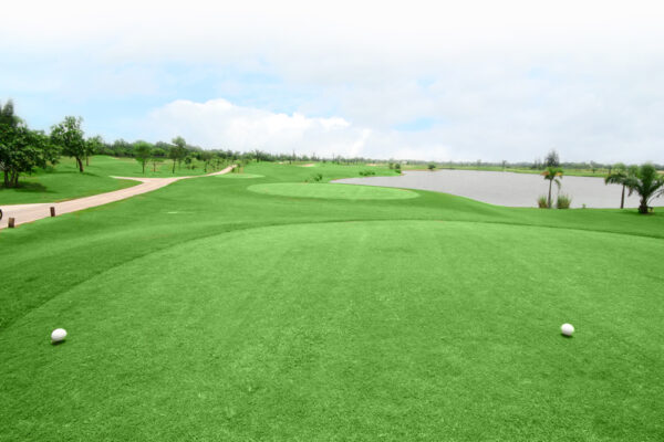Windsor Park Golf Club Bangkok, luksus golfbane med grønt græs og fredelig dam
