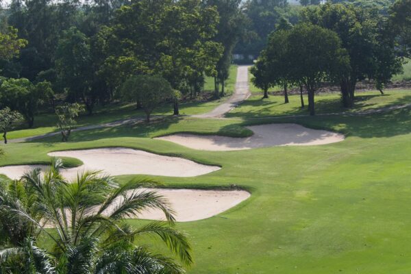 Udfordrende golfbane i Windsor Park med sandbunkere og frodige træer