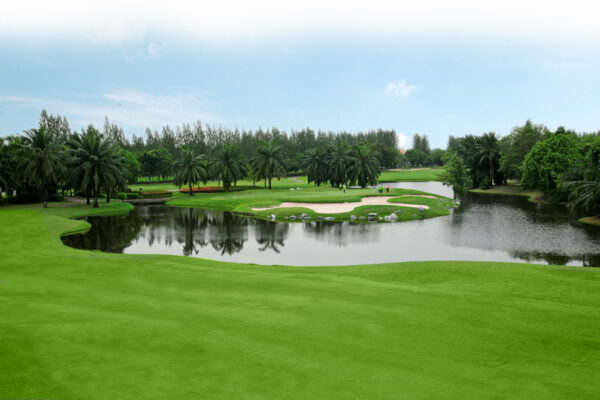 Bangkok golfbane med dam og træer, grønt udendørs rum til sportsaktiviteter i Windsor Park. Perfekt destination for golfentusiaster i