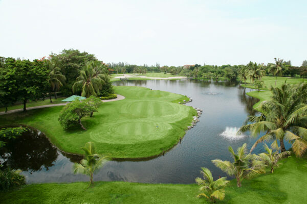 Luft Windsor Park Golf Club i Bangkok, Thailand, med et vandelement