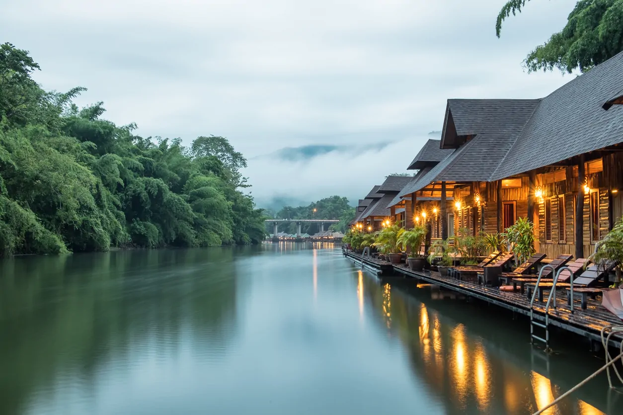 Traditionel træbåd på flod i Thailand