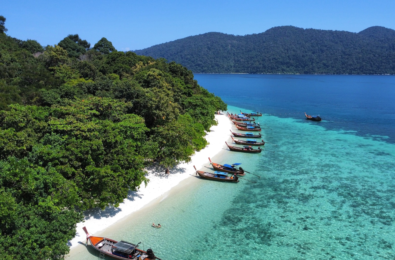 Thailand hvid sandstrand med både docked