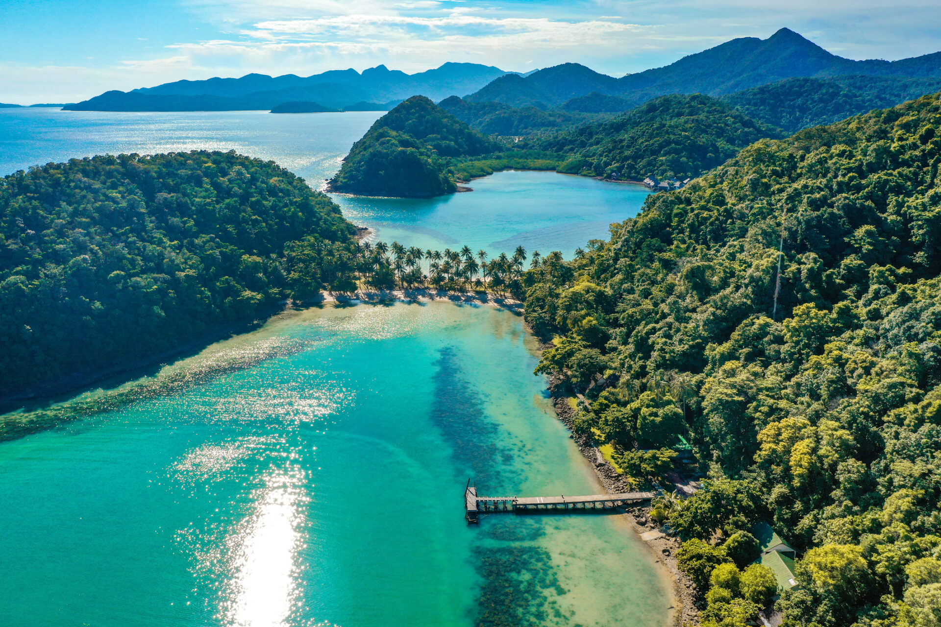 Overhead perspektiv af øen Koh Chang i Filippinerne med frodige tropiske skovområder og turkisblå havvand