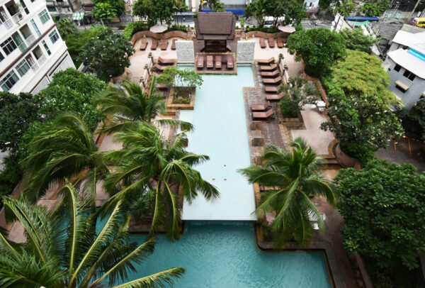 Se Century Park Hotel fra ovn, komplet med palmeomkranset swimmingpool - perfekt til afslapning under solen