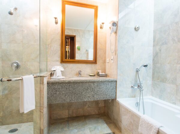 Century Park Hotel badeværelse med moderne badekar og separat bruseniche