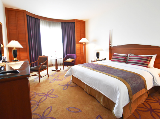seng i værelse på Century Park Hotel