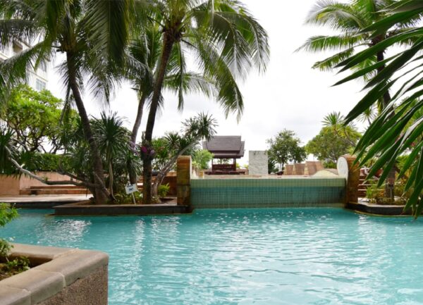 Century Park Hotel swimmingpool med palmer omkring