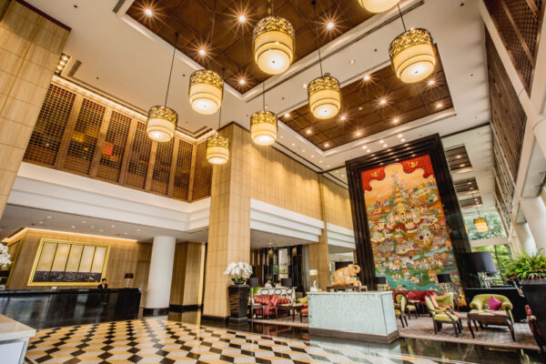 Century Park Hotel lobby med stort skakteret gulv