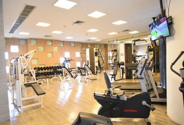 Hotel med fitnessudstyr og tv