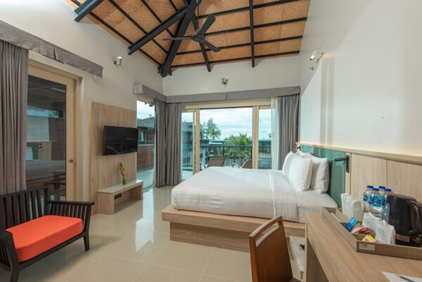 Komfortabelt værelse med seng, stole og balkon på Holiday Inn i Ao Nang, Krabi. Ideelt til afslapning efter en lang dag med sightseeing.