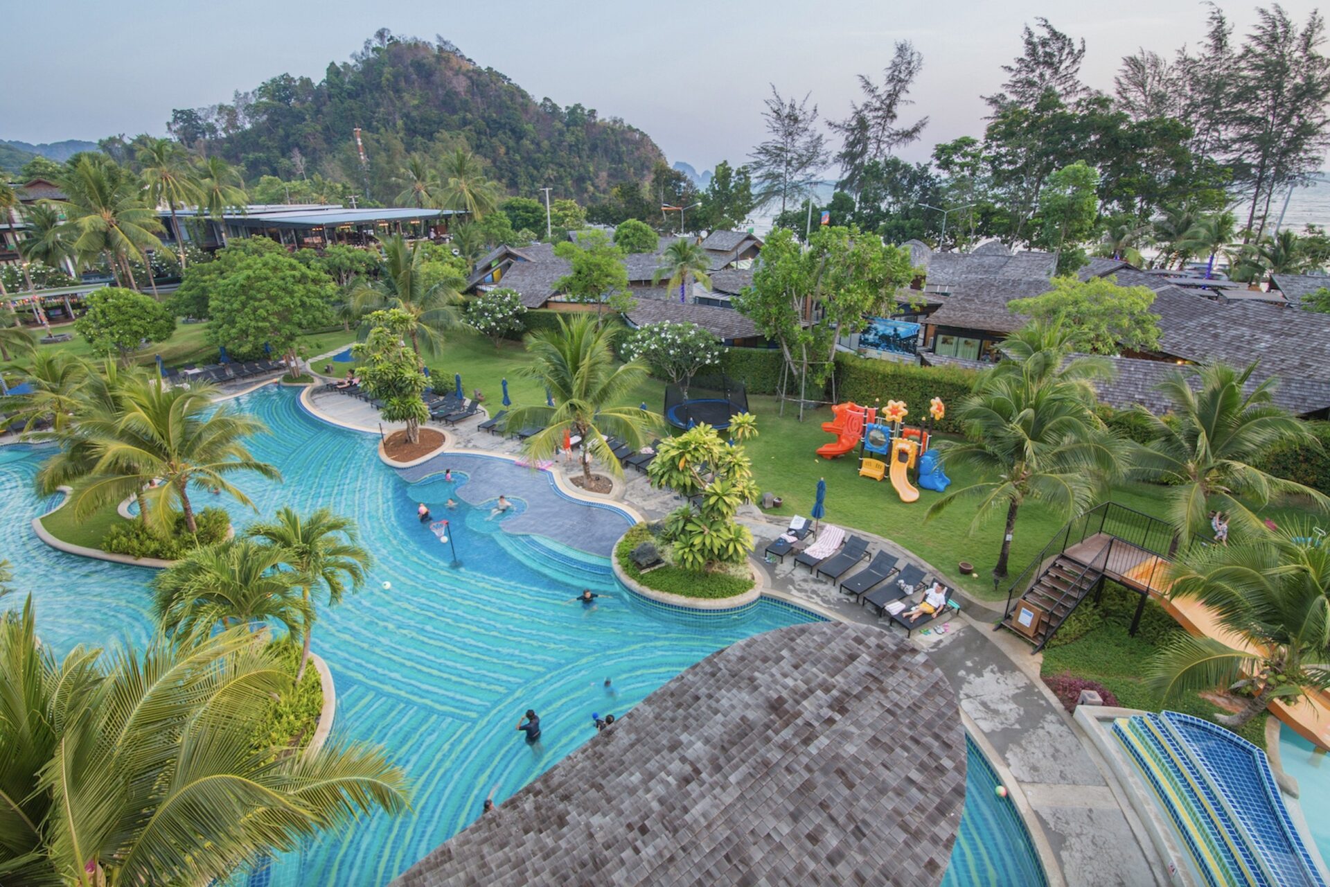Udsigt over Holiday Inn Resort i Krabi, med swimmingpool og udsigt til Ao Nang