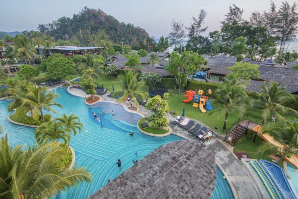 Udsigt over Holiday Inn Resort i Krabi, med swimmingpool og udsigt til Ao Nang