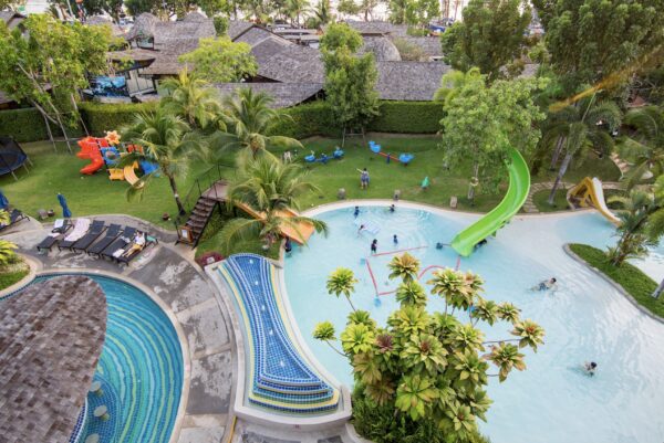 Holiday Inn Resort Krabi fra luften, med svømmebassin og vandrutsjebaner
