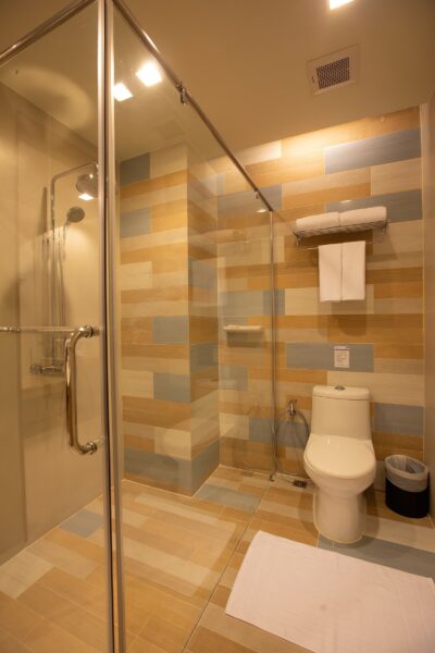 badeværelse med toilet og bruser fra Holiday Inn Resort, Ao Nang Beach, Krabi