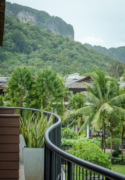 Balkon med udsigt til Krabi bjergene ved Holiday Inn Resort nær Ao Nang Beach
