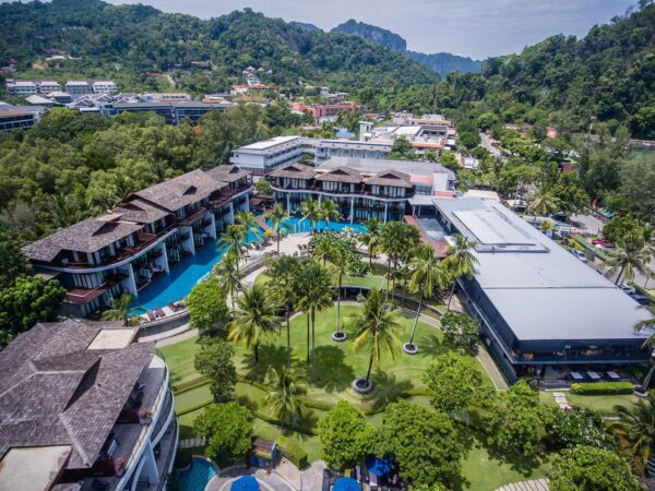 Overhead Holiday Inn Resort Krabi på Ao Nang Beach, Thailand. Udsigt til alle swimmingpools, værelser med havudsigt, frodige haver og