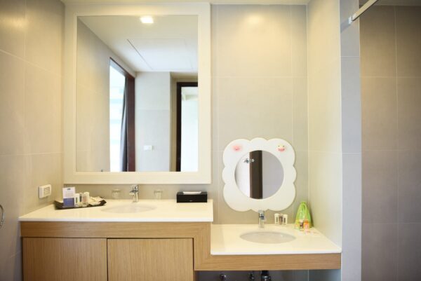  badeværelse med dobbelt håndvask og spejl på Holiday Inn Resort i Krabi