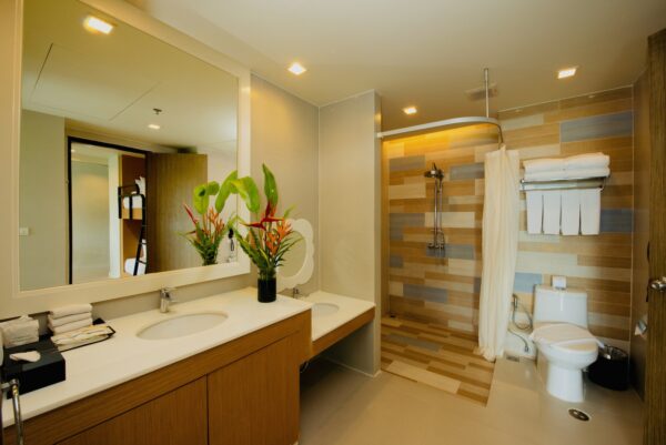 Badeværelse på Holiday Inn Resort med toilet, håndvask og spejl i Krabi Ao Nang Beach