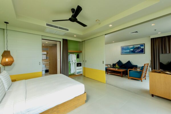 Holiday Inn Resort hotelværelse med seng og fjernsyn ved Ao Nang Beach, Krabi