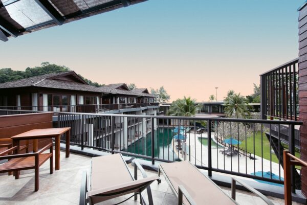 Pool view balkon på Holiday Inn Resort Krabi, tæt på Ao Nang Beach