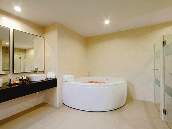 Luksuriøst badeværelse med jacuzzi i Kata Sea Breeze Resort, Phuket.