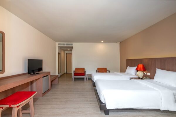 Hotelværelse med to senge og fjernsyn på Kata Sea Breeze Resort i Phuket