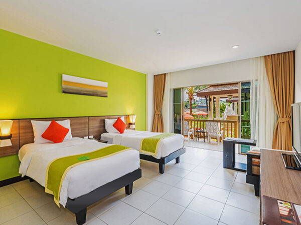 Grønne vægge i Kata Sea Breeze resort med to senge på værelset