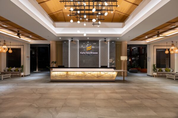 Lobbyen på Kata Sea Breeze Resort beliggende i Phuket, Thailand. Indretningsdetaljer og atmosfære i hoteller til Kata Sea Breeze Resort.