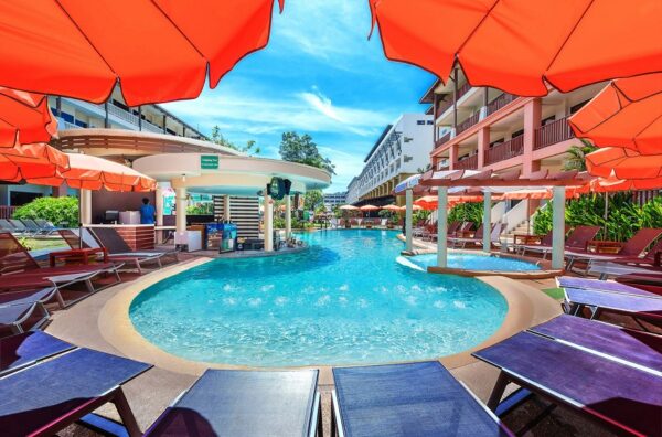 Kata Sea Breeze Resort Phuket med swimmingpool, orange parasoller og loungestole