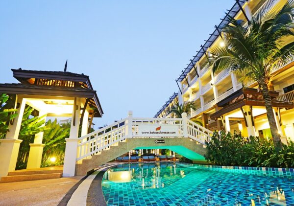 Kata Sea Breeze Resort Phuket med rolig atmosfære og betagende swimmingpool ved solnedgang