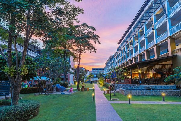 Kata Breeze Resort i Phuket: Luksuriøs indkvartering omgivet af frodig natur, med faciliteter som swimmingpool og tæt på stranden. Ideel for