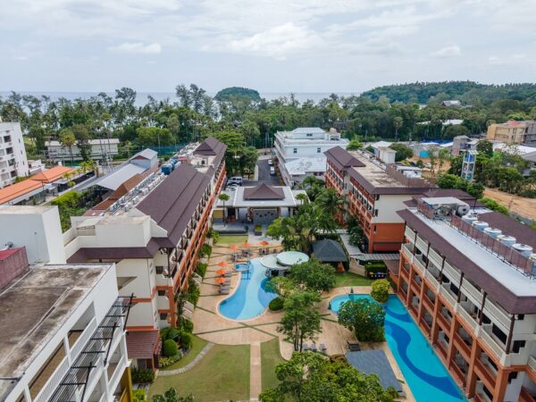 Luft Kata Sea Breeze Resort i Phuket med en stor swimmingpool