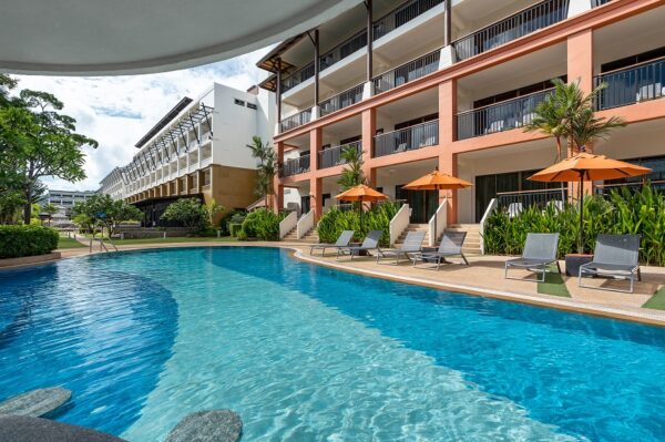 Malerisk pool med liggestole og parasoller, Kata Sea Breeze Resort, Phuket