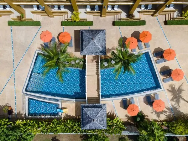 Overhead Kata Sea Breeze Resort swimmingpool i Phuket