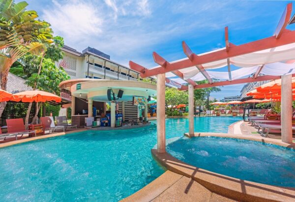 Besøg Kata Sea Breeze Resort i Phuket for en afslappende ferie. Nyd det luksuriøse poolområde, med komfortable liggestole og skyggefulde