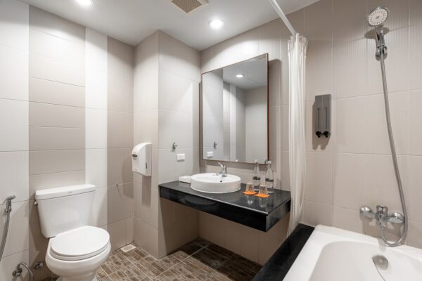 Kata Sea Breeze Resort i Phuket byder på komfortable værelser med eget badeværelse udstyret med toilet, håndvask og spejl. Oplev en