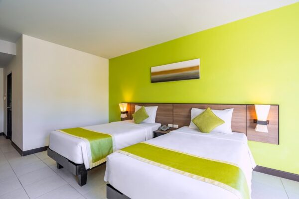 Kata Sea Breeze Resort Hotel værelse med to senge