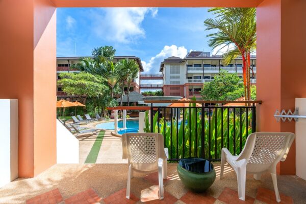 Phuket resort med balkon og swimmingpool til rådighed for gæster: Kata Sea Breeze Resort