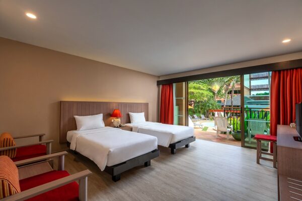 Hotelværelser med senge og balkon på Kata Sea Breeze Resort i Phuket