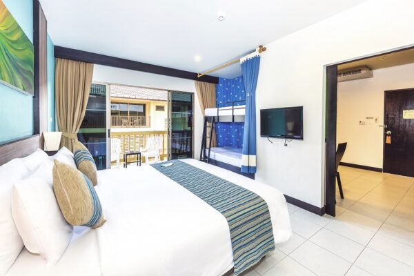 Hyggeligt hotelværelse på Kata Sea Breeze Resort i Phuket, med en behagelig seng og fjernsyn til afslapning for gæster.
