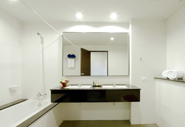 Et badeværelse på Kata Sea Breeze Resort i Phuket med to håndvaske og et badekar