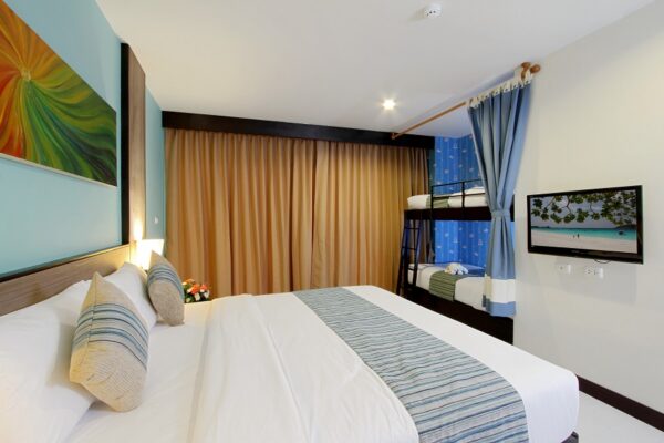 Kata Sea Breeze Resort i Phuket har værelser med køjesenge og et tv. Perfekt til familie eller vennegruppe ferie.