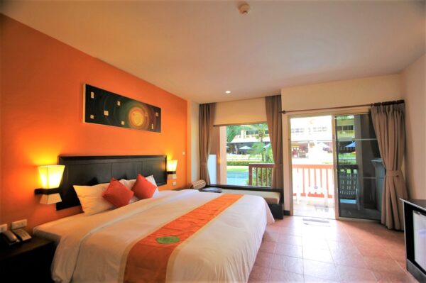 Balkon hotelværelse med orange vægge på Kata Sea Breeze Resort
