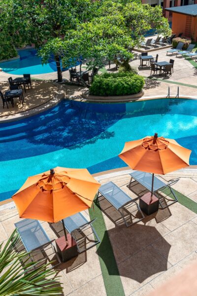 Test: Ferie resort med swimmingpool, havbrise og behagelige solsenge under parasoller